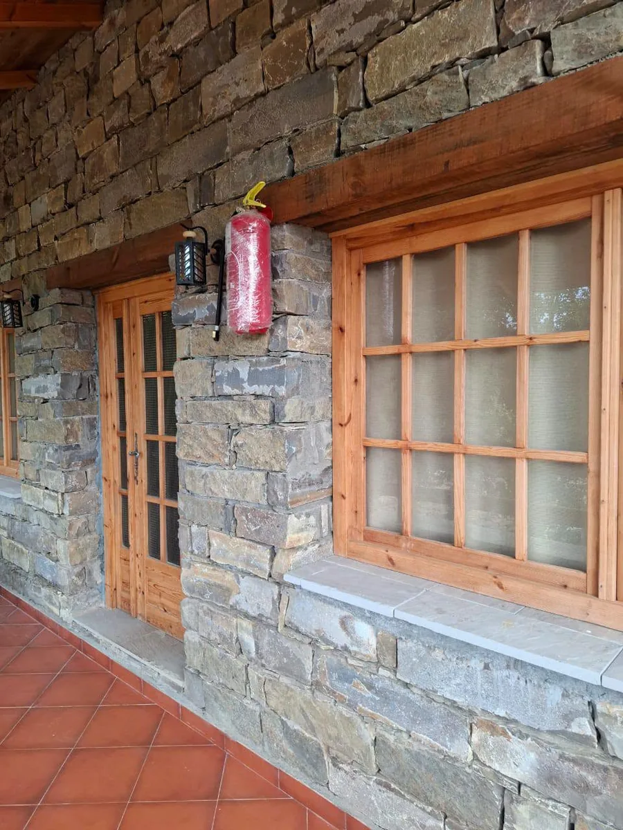 Détail fenêtre maison en pierre