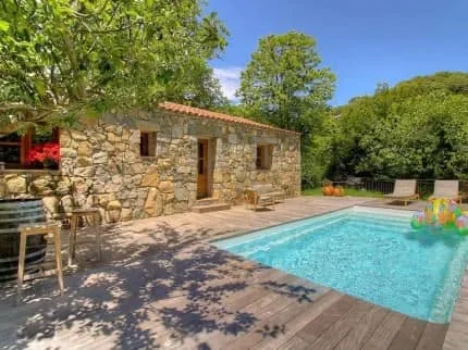 Maison en pierre avec piscine