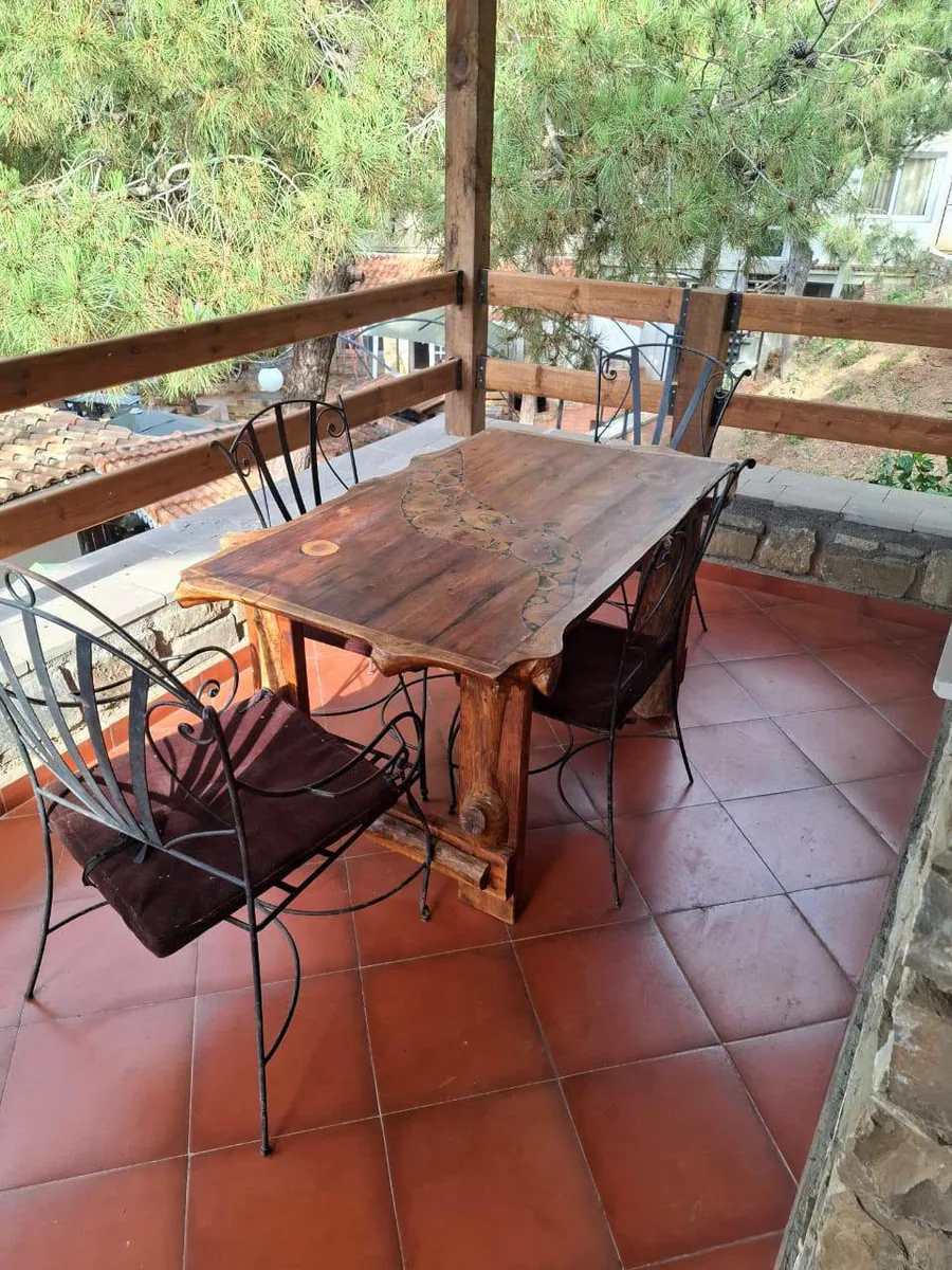 Terrasse en pierre et bois